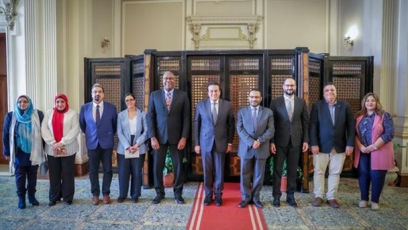 وزير الصحة يبحث مع شركة أمريكية توفير أحدث الأدوية لعلاج الأورام والإيدز
