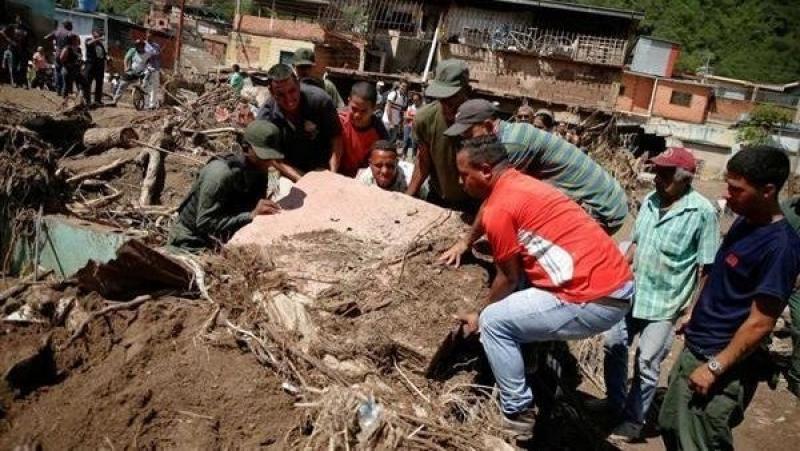 ارتفاع حصيلة ضحايا الانهيارات الطينية في فنزويلا لـ50 قتيلًا