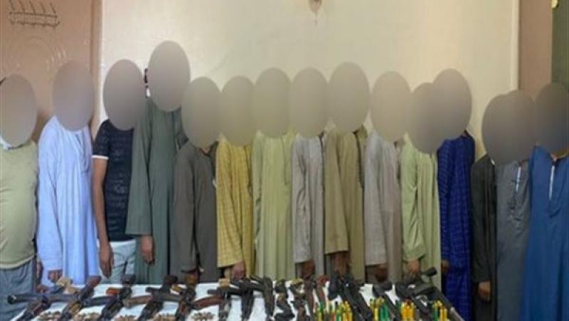أمن أسيوط يضبط 15 متهما بحوزتهم 21 قطعة سلاح