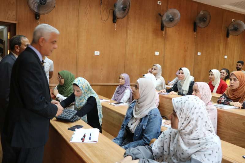 رئيس جامعة المنوفية يفتتح تجديدات كلية التربية