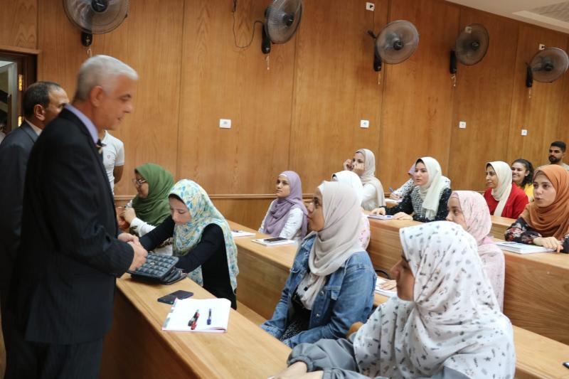 رئيس جامعة المنوفية يفتتح تجديدات كلية التربية.. صور