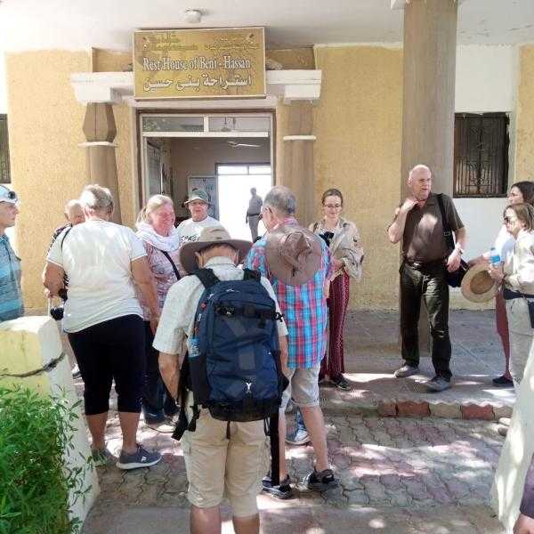 وفود سياحية متعددة الجنسيات تزور المناطق الأثرية بالمنيا.. صور