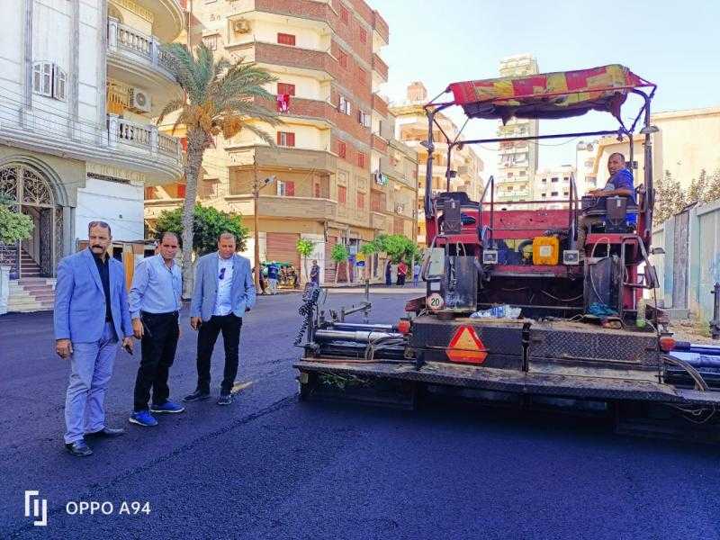 بتوجيهات المحافظ.. استمرار أعمال رصف الطرق في عدد من مدن كفر الشيخ.. صور