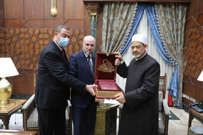 فلسطين تهدي شيخ الأزهر أول نسخة من مصحف المسجد الأقصى.. صور