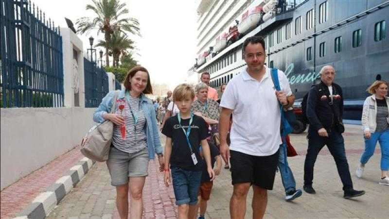 «ميناء الإسكندرية» يستقبل 2200 سائح على متن السفينة السياحية MEIN SCHIFF.6