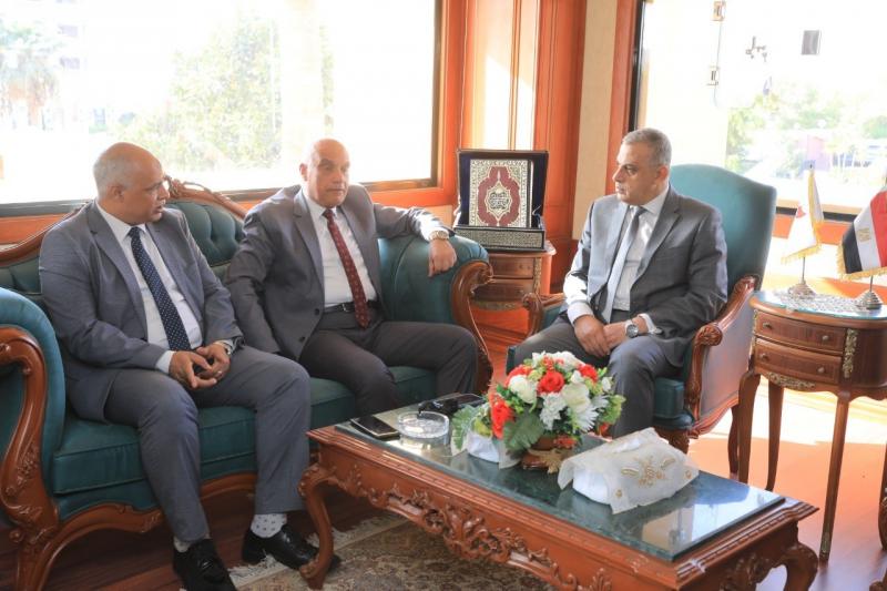 محافظ سوهاج يبحث تطبيق المنظومات الإلكترونية مع وفد وزارة المالية | صور