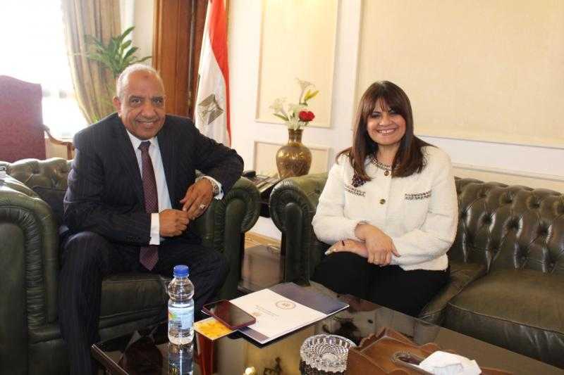 وزير قطاع الأعمال يبحث مع وزيرة الهجرة تحفيز المصريين بالخارج للاستثمار بالشركات التابعة