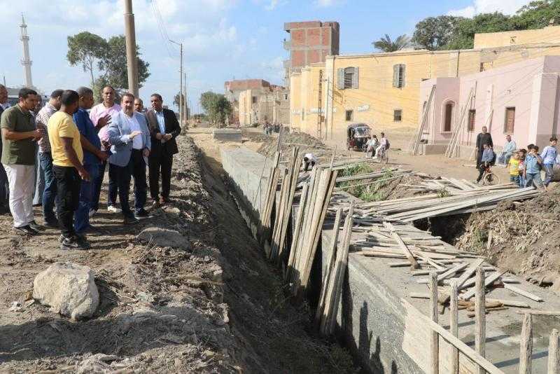 محافظ المنوفية يتفقد أعمال تطوير وتوسعة طريق 23 وبربخة ترعة جانبية.. صور