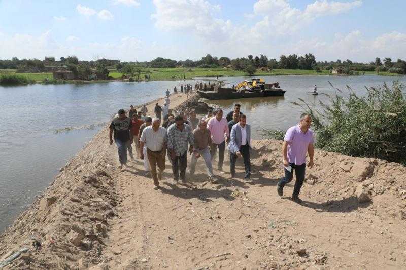 محافظ المنوفية يتابع أعمال تعلية الجسر الرابط بين جزيرة أبو داود وقرية جزي بمنوف.. صور