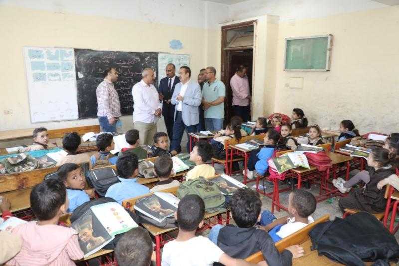 محافظ المنوفية يقرر نقل الطاقم الإداري لمدرسة جزى لتدني مستوى النظافة.. صور