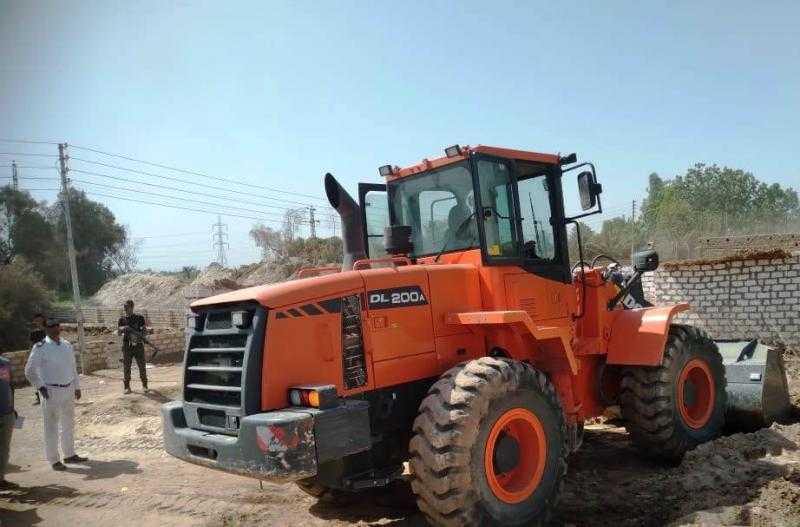 إزالة تعديات على أرض الدولة و10 كسارات للذهب ورفع 15 طن تراكمات بأسوان