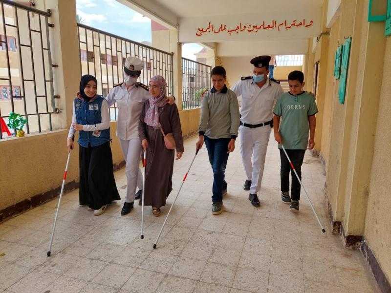 توزيع الشنط والعصا البيضاء على طلاب مدارس النور بكفر الشيخ.. صور