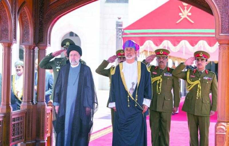 سلطان عُمان والرئيس الإيراني يستعرضان سبل تعزيز التعاون الثنائي