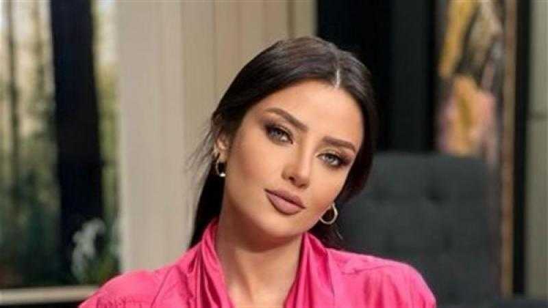 رضوى الشربيني تستعرض أنوثتها بالبنفسجي اللامع في ”هي وبس”