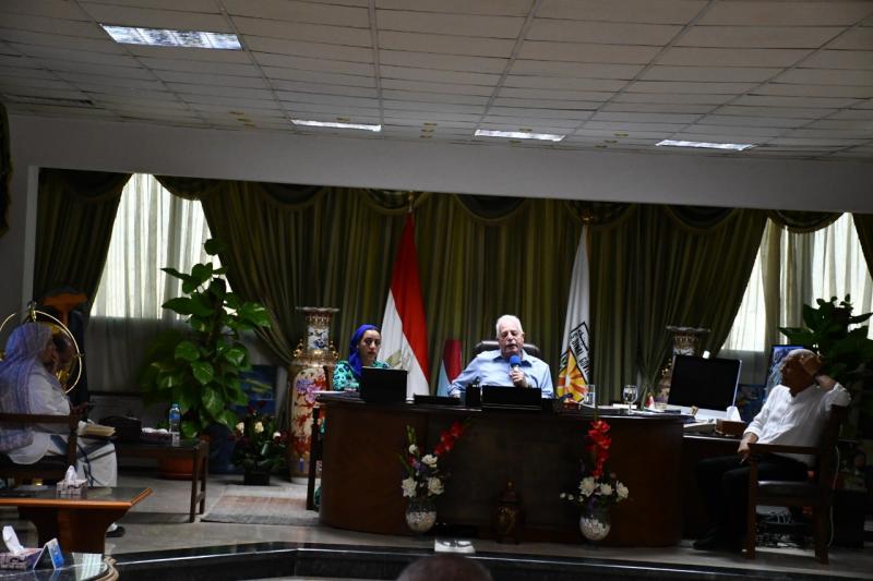 محافظ جنوب سيناء يناقش خطط توفير المياه بشرم الشيخ ضمن استعدادات قمة المناخ