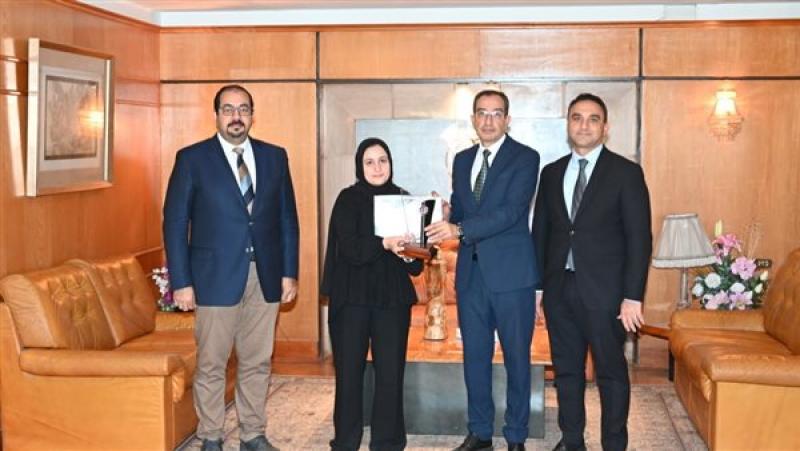 رئيس جامعة الفيوم يكرم أسرة الطبيب الراحل أحمد سليم النمر