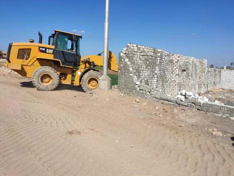 إزالة 8 حالات تعدٍ على أراضٍ زراعية بـ ”إطسا” في الفيوم | صور