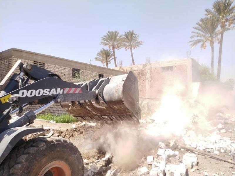 إزالة التعديات على أرض أملاك الدولة بقرية الصعايدة في الأقصر