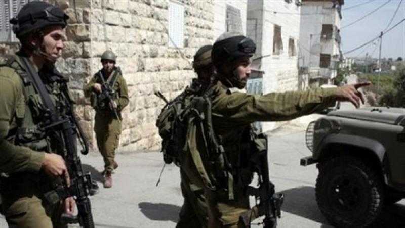 قوات الاحتلال الإسرائيلي تعتدي على وزير فلسطيني