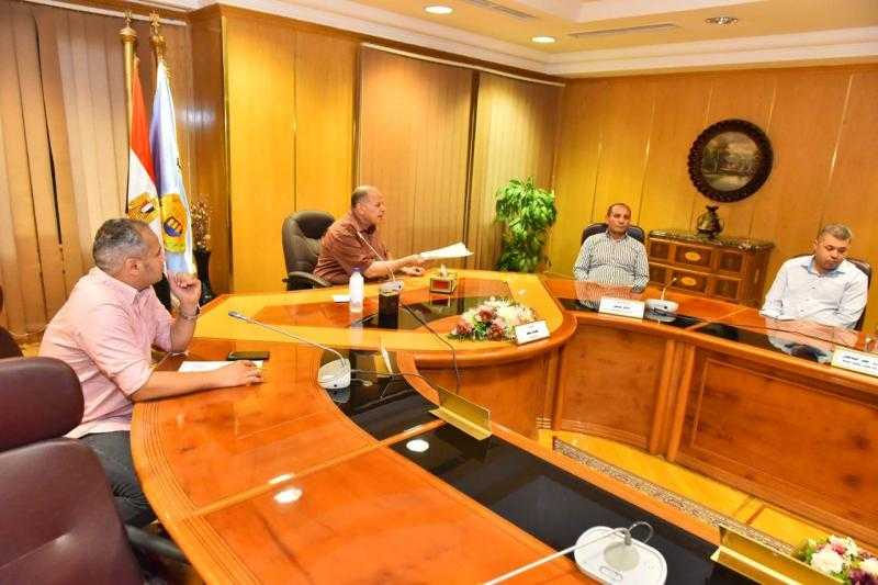 محافظ أسيوط يعقد اجتماعًا موسعًا مع مسئولي الري ورؤساء المراكز والأحياء تحسبًا لسقوط أمطار