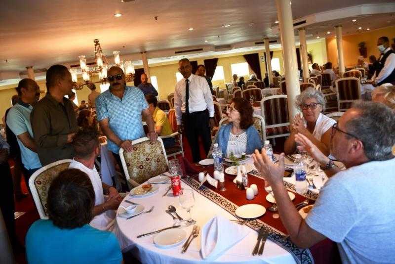 محافظ أسوان يطمئن على جودة الخدمات السياحية لضيوف تعامد الشمس.. صور