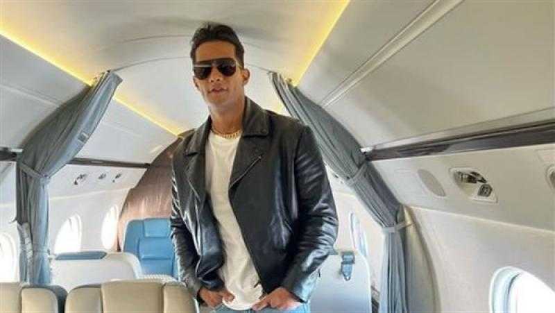 محمد رمضان ينشر صور له داخل الطائرة.. ويعلق: قلبي وعقلي مع جمهوري