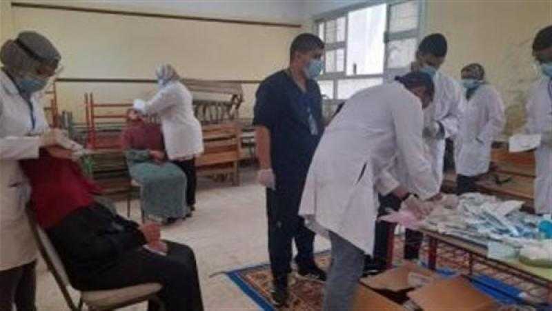 الكشف على 949 مواطنًا في قافلة طبية مجانية بقنا