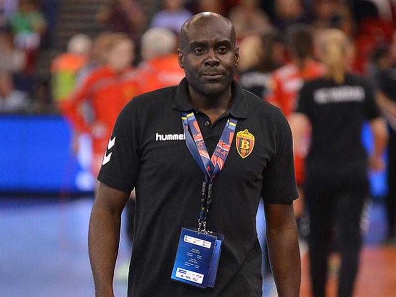 الأهلي: ديفيز واحد من أفضل 3 مدربين في العالم