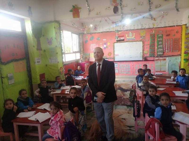 وكيل تعليم كفر الشيخ يتفقد المدارس ويقرر إحالة أميني معمل للتحقيق.. صور