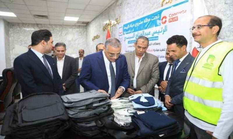 محافظ سوهاج يوزع شنط مدرسية لـ 1000 طالب وطالبة من غير القادرين