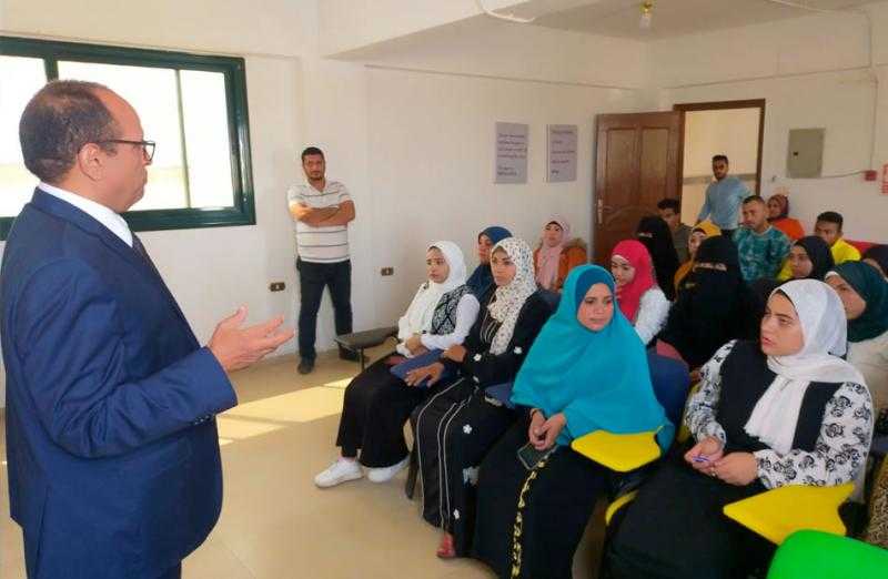«القوى العاملة»: زيارة ميدانية وعقود عمل لمتدربين.. وندوة توعوية بقانون العمل ببني سويف | صور