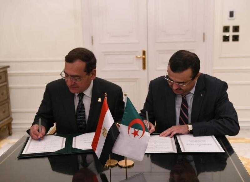وزير البترول ونظيره الجزائري يوقعان مذكرة تفاهم في مجالات الغاز والمناجم