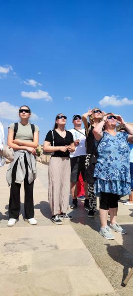 معبد الكرنك يشهد ظاهرة الكسوف الجزئي للشمس بمشاركة السائحين.. صور