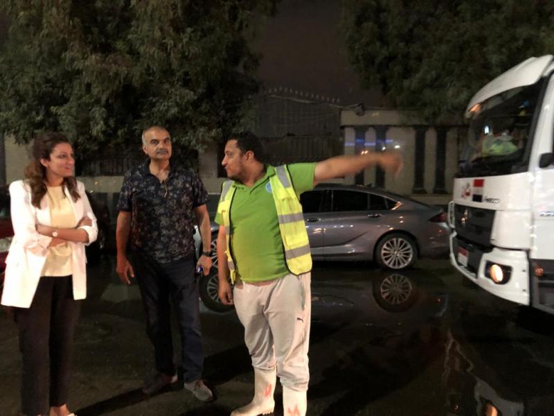 نائب محافظ الجيزة تتابع تسيير المرور وشفط تجمعات مياه الأمطار بالدقي