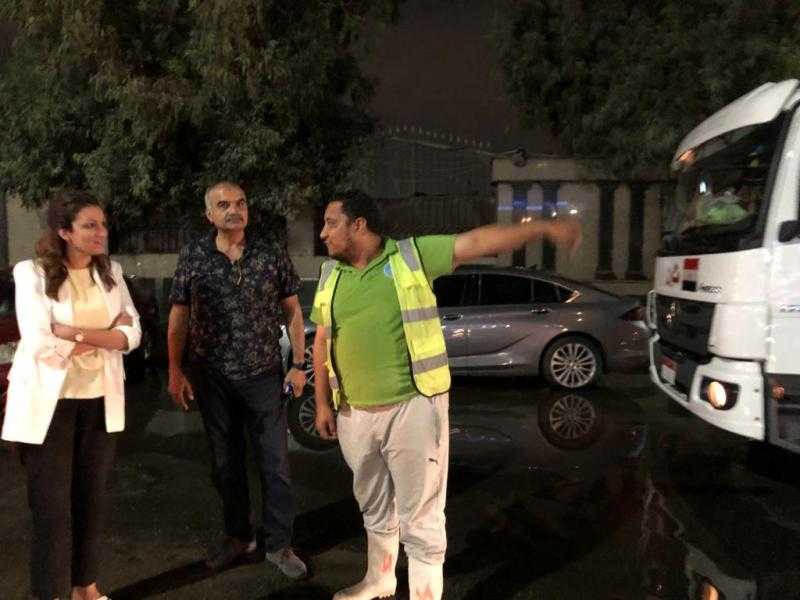 نائب محافظ الجيزة تتابع تسيير المرور وشفط تجمعات مياه الأمطار بالدقي.. صور