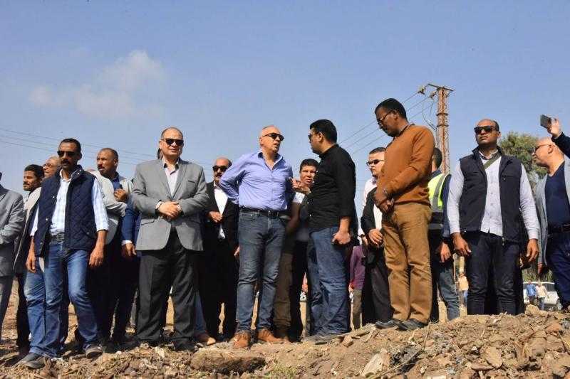 وزير الري ومحافظ أسيوط يتفقدان مصرف أبو جبل في ديروط.. صور