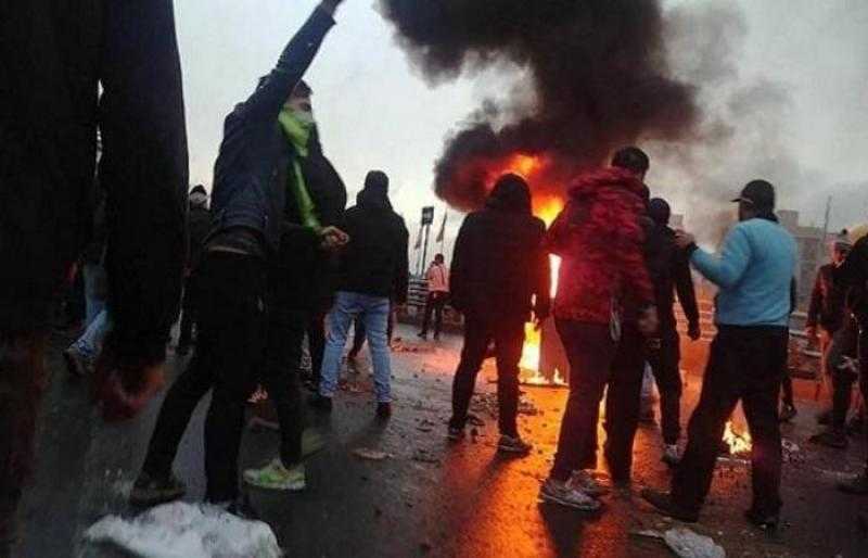 محتجون في شمال غربي إيران يحاولون دخول مبان حكومية