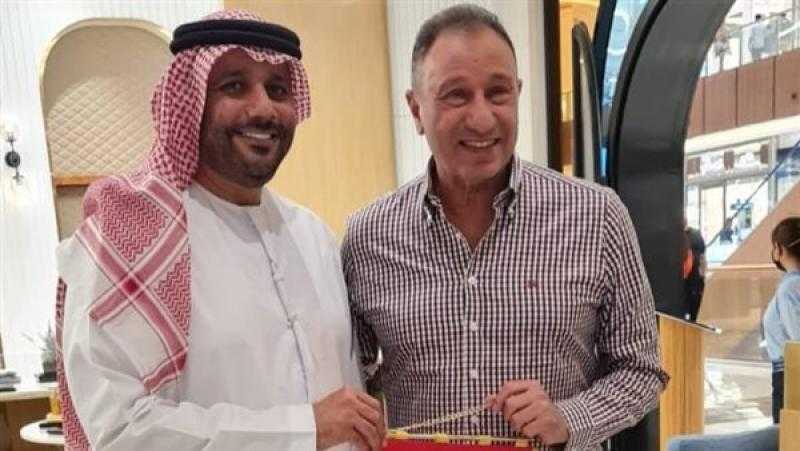 الخطيب يهدي درع وعلم الأهلي لرئيس مجلس الشارقة الرياضي.. صور