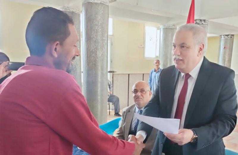 «قوى عاملة الدقهلية» تسليم 15 عقد عمل لذوي القدرات الخاصة | صور