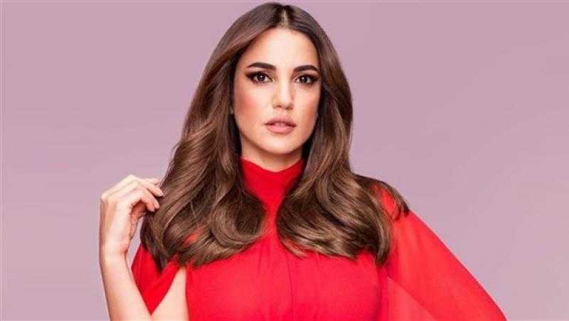 درة تتألق بالرمادي الغامق ونظارة شمس