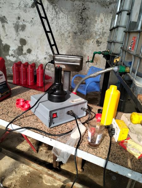 جهاز حماية المستهلك يضبط مصنعا لإعادة تدوير زيوت محركات السيارات بالدقهلية