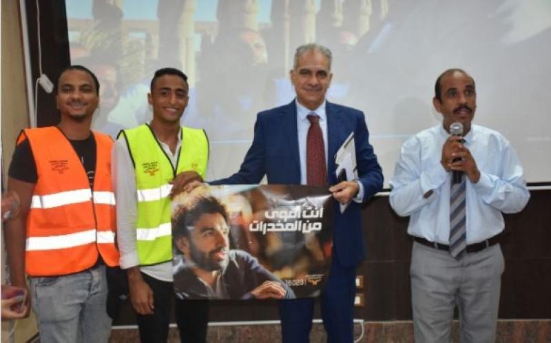 بلافتات أنت أقوى من المخدرات.. جامعة أسوان تحتفل بالطلاب الجدد والقدامى