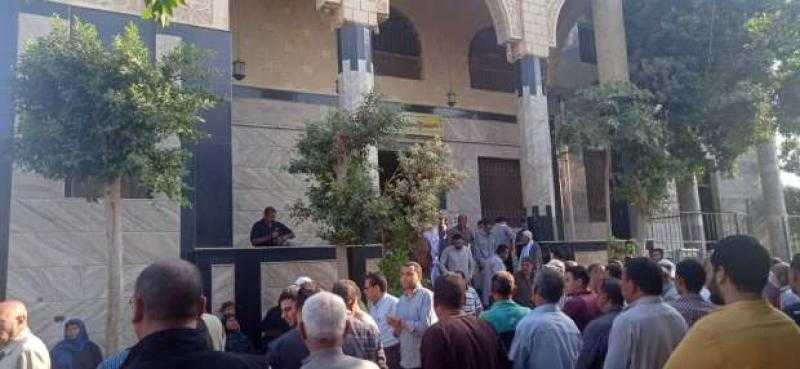 تشييع جثمان مدرس الرياضيات توفى أثناء اليوم الدراسي بمدرسة في شبرا الخيمة.. صور