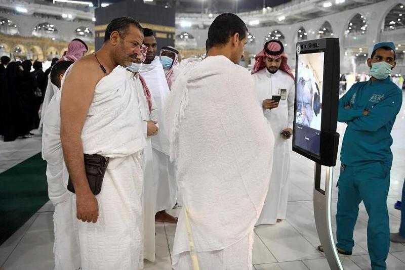 روبوتات ذكية تقوم على خدمة المعتمرين والمصلين بالمسجد الحرام