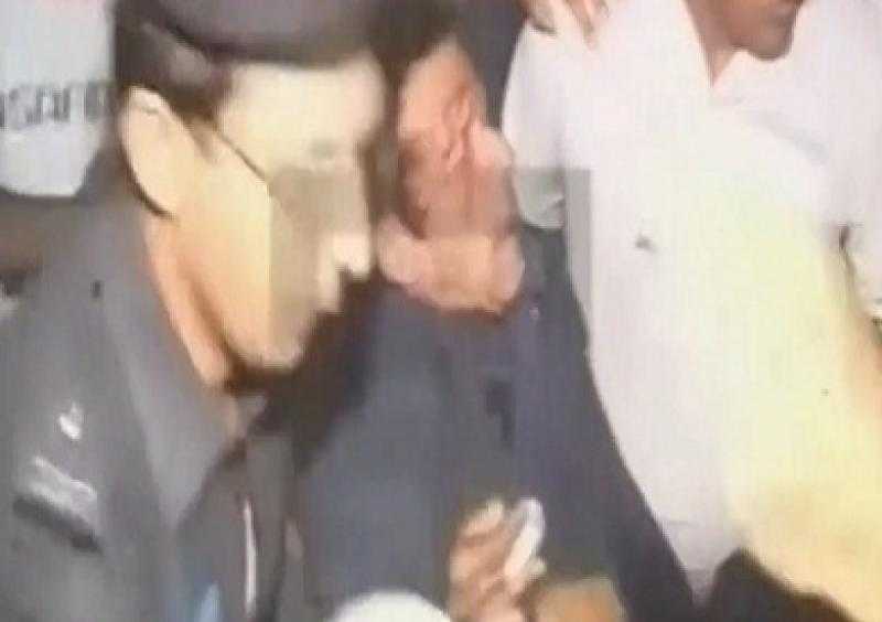 فيديو.. لحظة إصابة رئيس الوزراء الباكستاني السابق عمران خان خلال إطلاق نار قرب موكبه