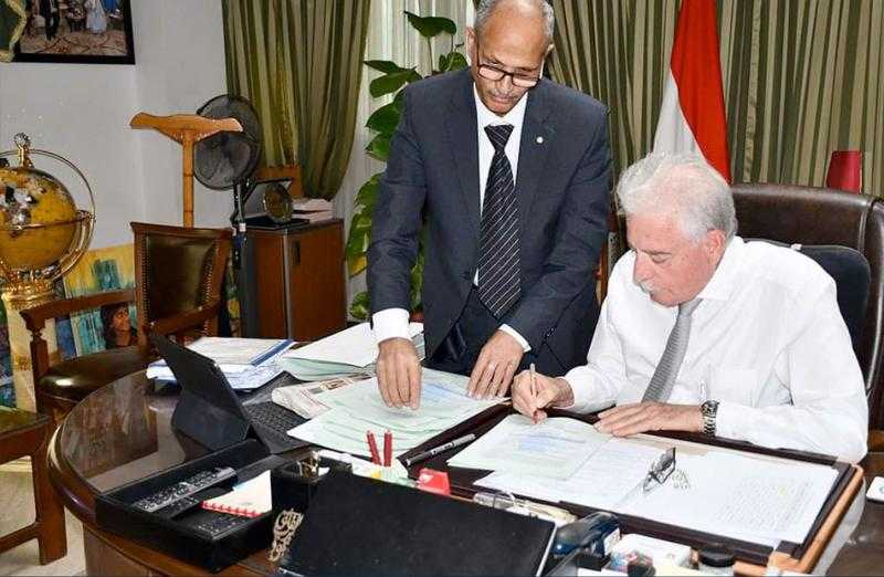 محافظ جنوب سيناء يوقع على عقود المواطنين الفائزين في قرعة التجمعات التنموية الزراعية