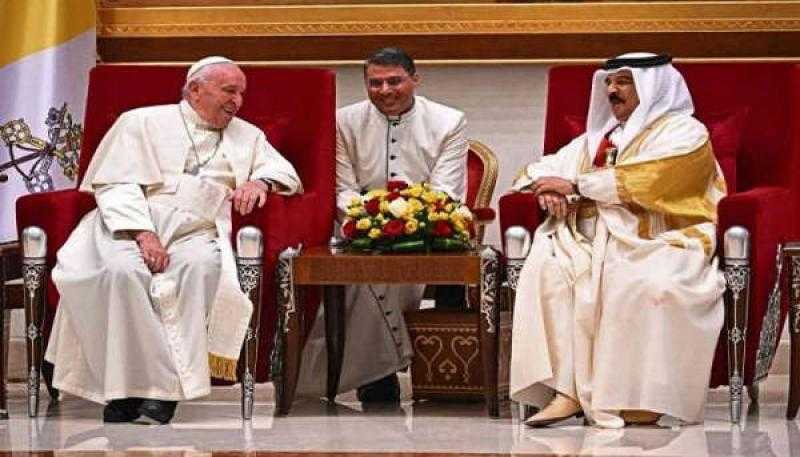 بابا الفاتيكان ينتقد ”إثارة الحروب” خلال زيارته للبحرين