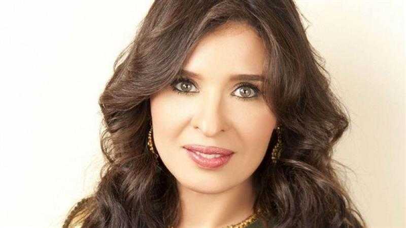 دينا تتألق على السجادة الحمراء من حفل دير جيست