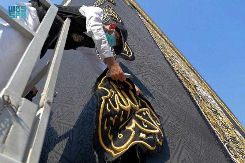 رئاسة شؤون الحرمين تنفذ أعمال الصيانة لكسوة الكعبة المشرفة
