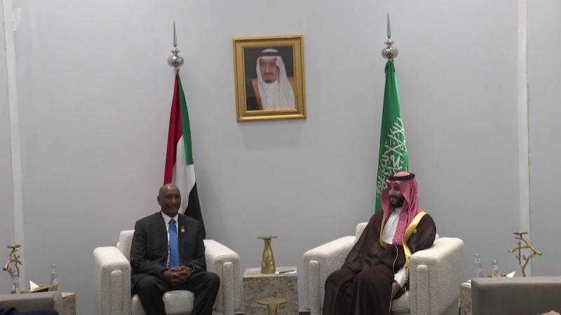 ولي العهد السعودي يلتقي رئيس مجلس السيادة الانتقالي بجمهورية السودان